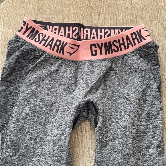 Women’s Classic Gymshark Leggings - Picture 2 of 3